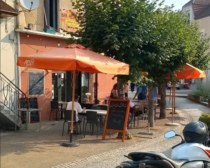 Intérieur chaleureux du restaurant L'Atelier Mayetoise